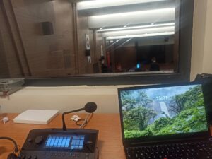Tercüme büroları, farklı diller konuşan insanlar arasındaki iletişimi kolaylaştırmak için hayati bir rol oynar. Bu alanda iki ana çeviri türü ön plana çıkar: ardıl çeviri ve simultane çeviri. Her ikisinin de kendine özgü avantajları ve dezavantajları vardır ve hangi türün uygun olduğu, çevirinin yapılacağı bağlama göre değişir