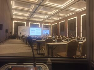 Simultane tercüme hizmetleri, özellikle uluslararası konferanslar, toplantılar ve seminerler gibi etkinliklerde kullanılan bir tercüme yöntemidir. Bu süreç, konuşmacının söylediklerinin eşzamanlı olarak başka bir dile çevrilmesini içerir ve bu nedenle oldukça karmaşık ve yoğun bir hazırlık gerektirir. İşte simultane tercüme hizmetlerinin süreci hakkında detaylı bir bilgilendirme: