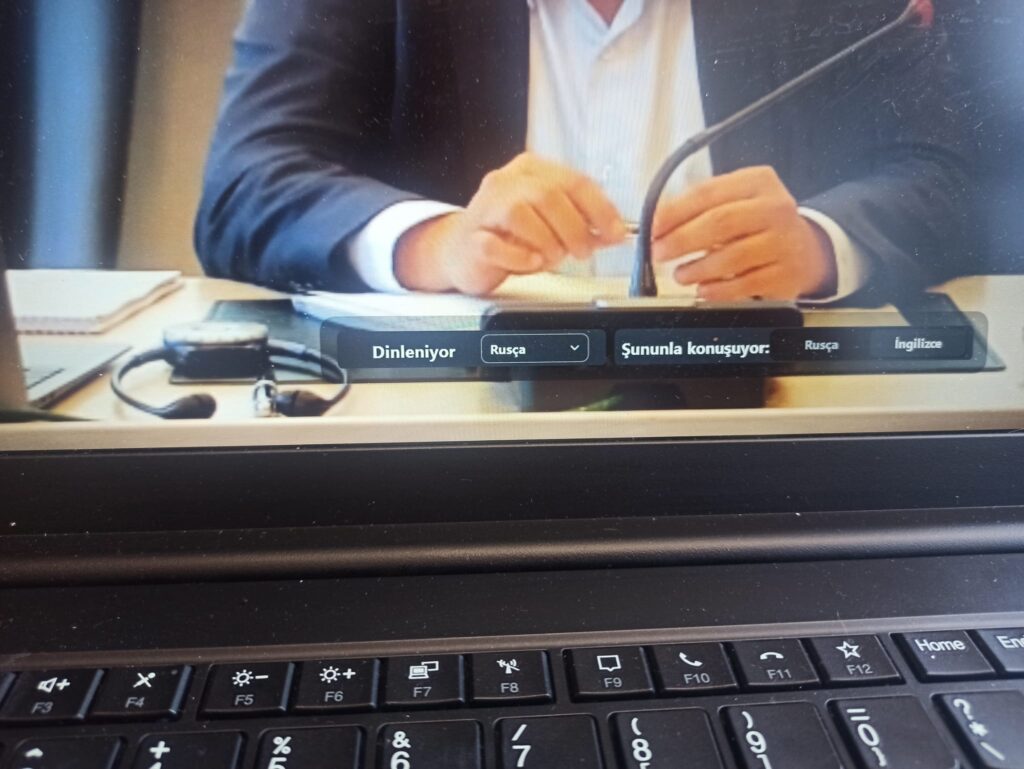 eknolojinin hızla geliştiği günümüzde, küresel işbirlikleri ve etkin iletişim için dil engellerini aşmak oldukça önemlidir. İşte burada, online simultane çeviri devreye giriyor.