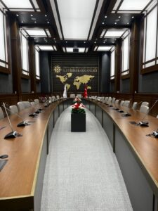 Raportörlük, bir toplantılar, seminerler veya konferanslarda tartışılan konuları, alınan kararları ve önemli bilgileri kaydeden profesyonel kişilerin yürüttüğü bir görevdir. Bu süreç, etkinlik sırasında notlar alınması ve bu notların daha sonra detaylı bir rapor haline getirilmesi ile gerçekleştirilir.